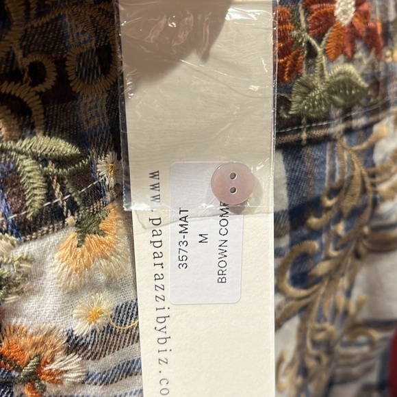 NWT paparazzi flannel size medium hand crocheted pattern shabby chic - Picture 9 of 10